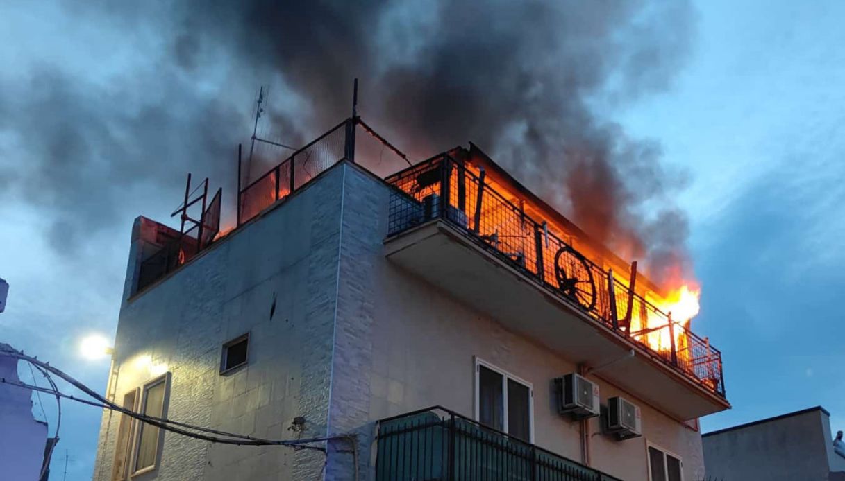 https://wips.plug.it/cips/notizie.virgilio.it/cms/2025/05/incendio-cassano-delle-murge-vito-rosa-coppi.jpg