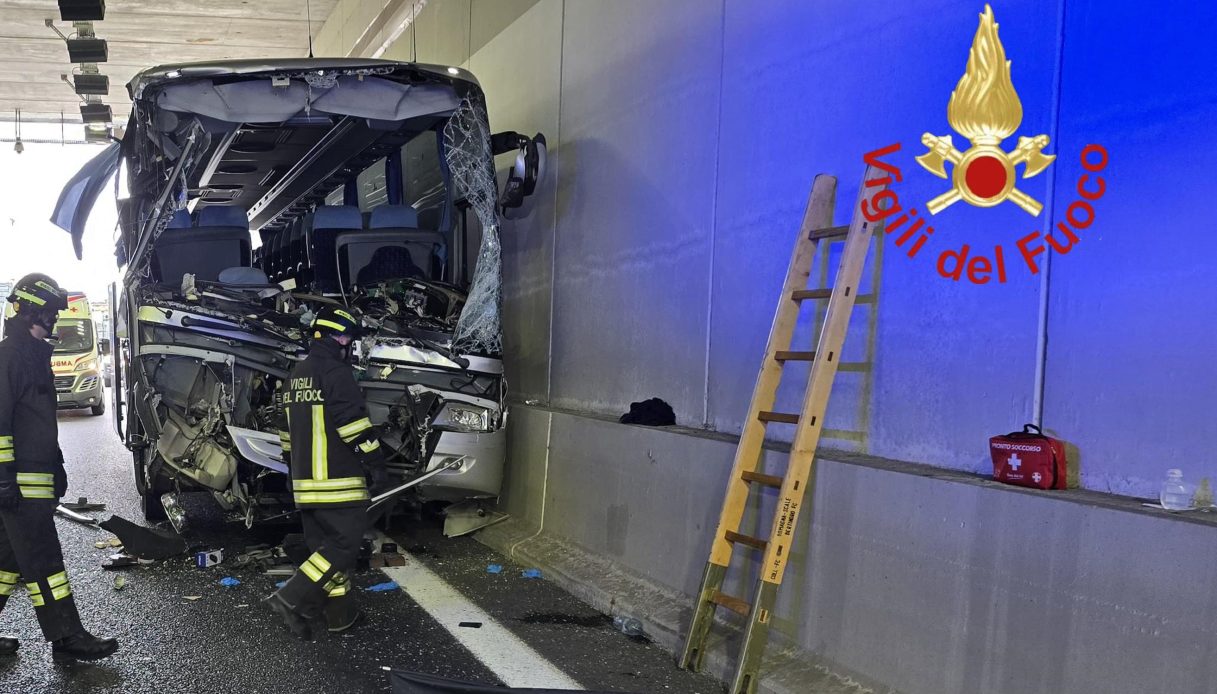 incidente a lomazzo tra camion e scuola bus le immagini dopo lo scontro sulla pedemontana