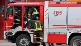 Incidente a Roma sull'Ardeatina provoca un morto e 4 feriti gravi, auto ribaltata dopo l'impatto con un albero