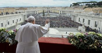 papa al balcone