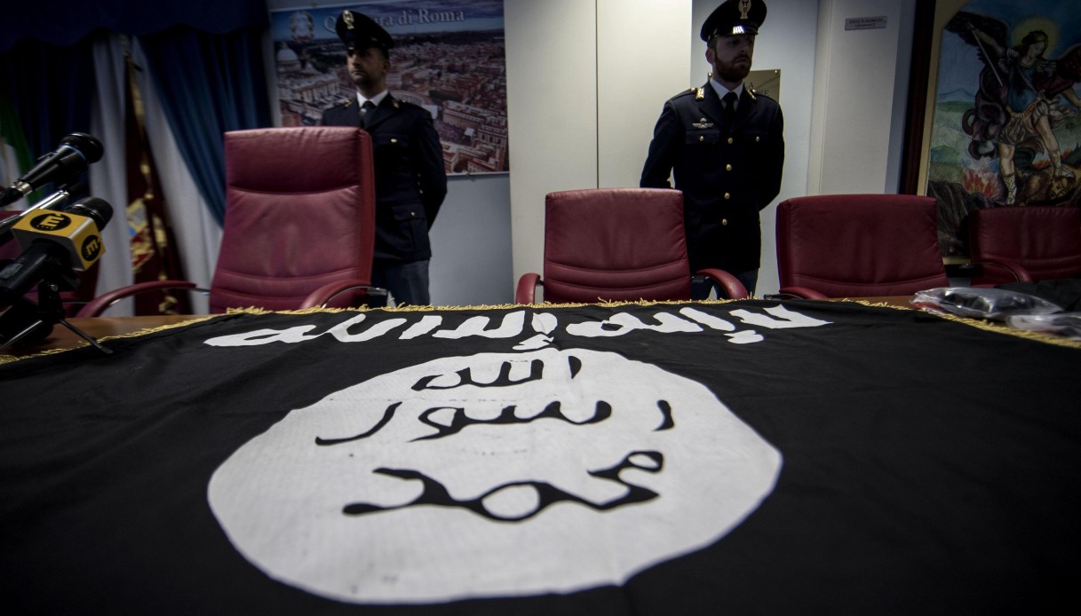 Studente arrestato per terrorismo a Lecco, aveva manuali per assemblare bombe ed era in contatto con l Studente arrestato per terrorismo a Lecco, aveva manuali per assemblare bombe ed era in contatto con l