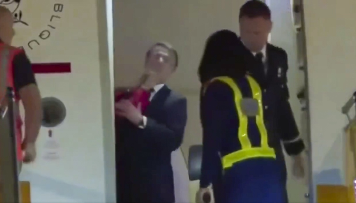 Schiaffo della moglie Brigitte a Emmanuel Macron, la reazione del presidente dopo il video sull’aereo