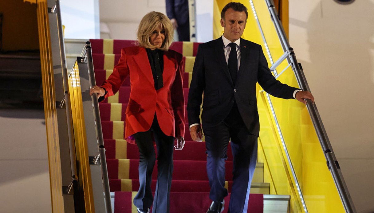 Macron schiaffo moglie Brigitte video aereo