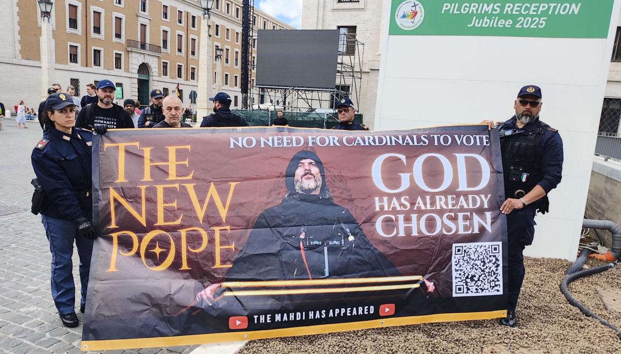 Striscione inneggiante da Notizie.virgilio.it striscione inneggiante l islam e la figura del mahdi vicino alla basilica di san pietro tre denunciati