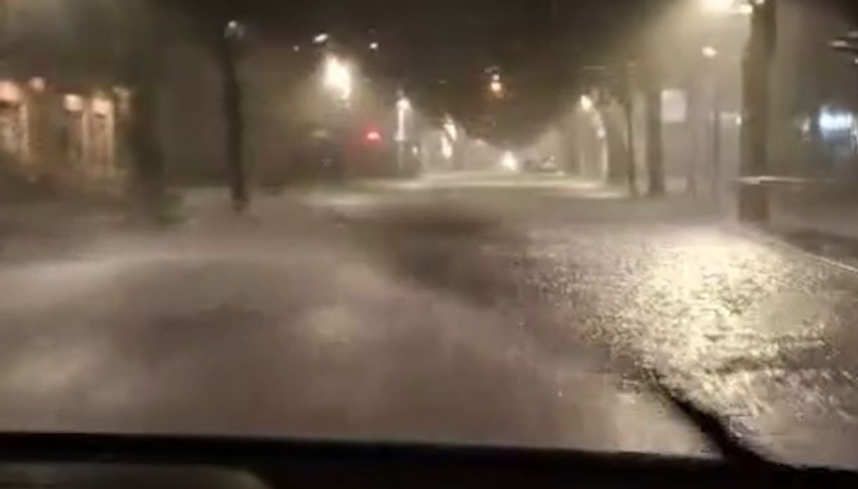 Maltempo a Forlì, strade come fiumi nel video della città finita sott Maltempo a Forlì, strade come fiumi nel video della città finita sott