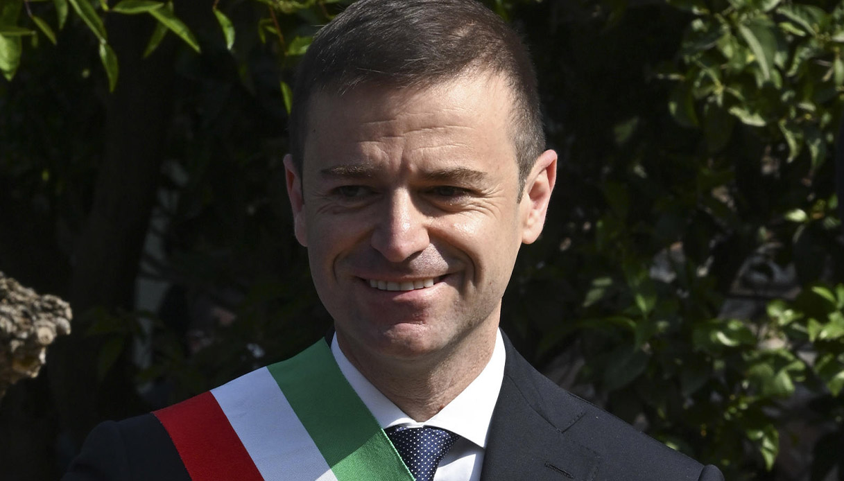 https://wips.plug.it/cips/notizie.virgilio.it/cms/2025/05/massimo-coppola-sindaco-sorrento.jpg