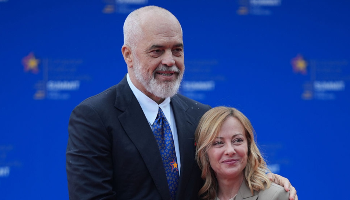 La Corte di Cassazione ha rinviato alla Corte di giustizia dell'Unione europea due cause che riguardano i centri per i migranti costruiti dal Governo italiano in Albania, perché ritiene che le leggi che li hanno istituiti possano essere contrarie al diritto comunitario, che ha precedenza su quello nazionale. <ul class=