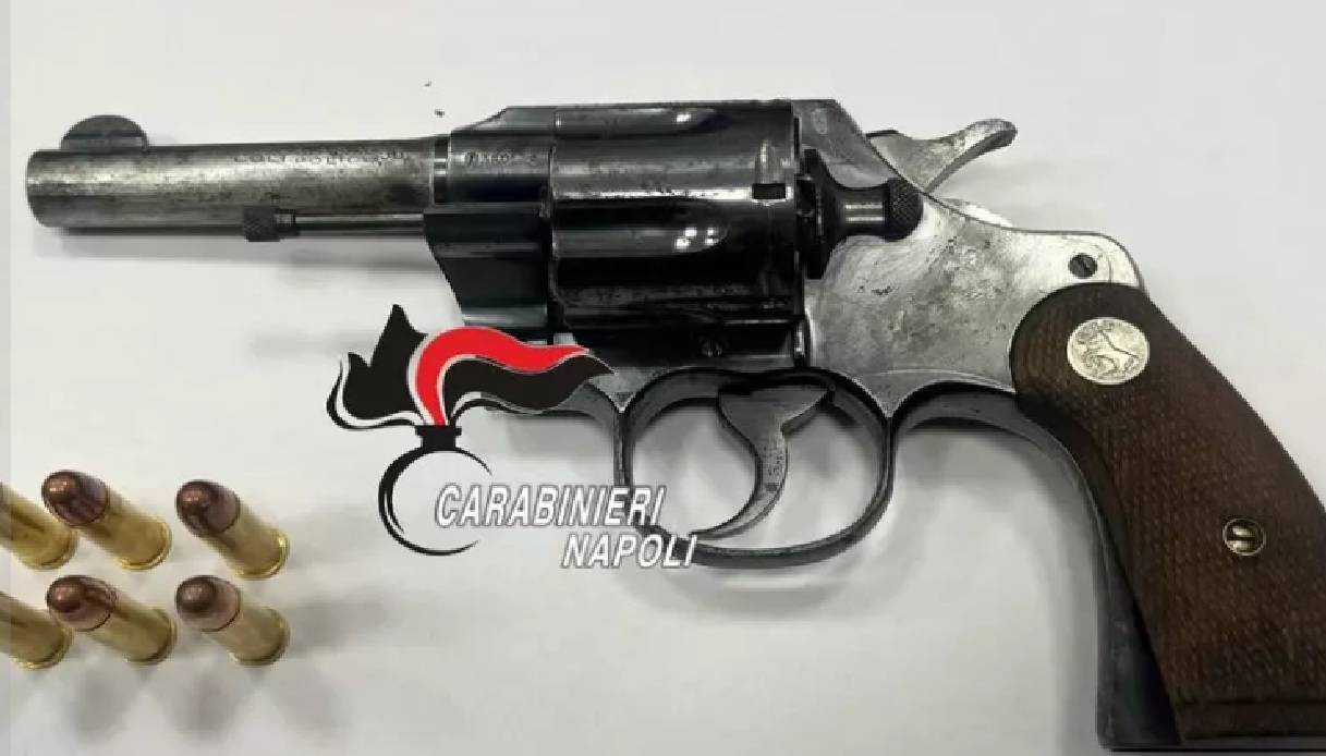 Pistola sequestrata a Napoli