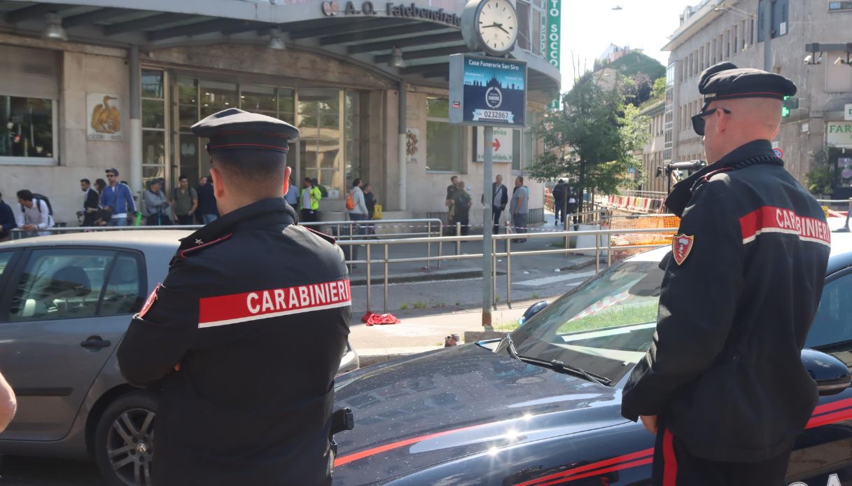 Accoltellato in strada a Milano, il racconto dei testimoni in ospedale: "Si è accasciato sul marciapiede" Accoltellato in strada a Milano, il racconto dei testimoni in ospedale: "Si è accasciato sul marciapiede"
