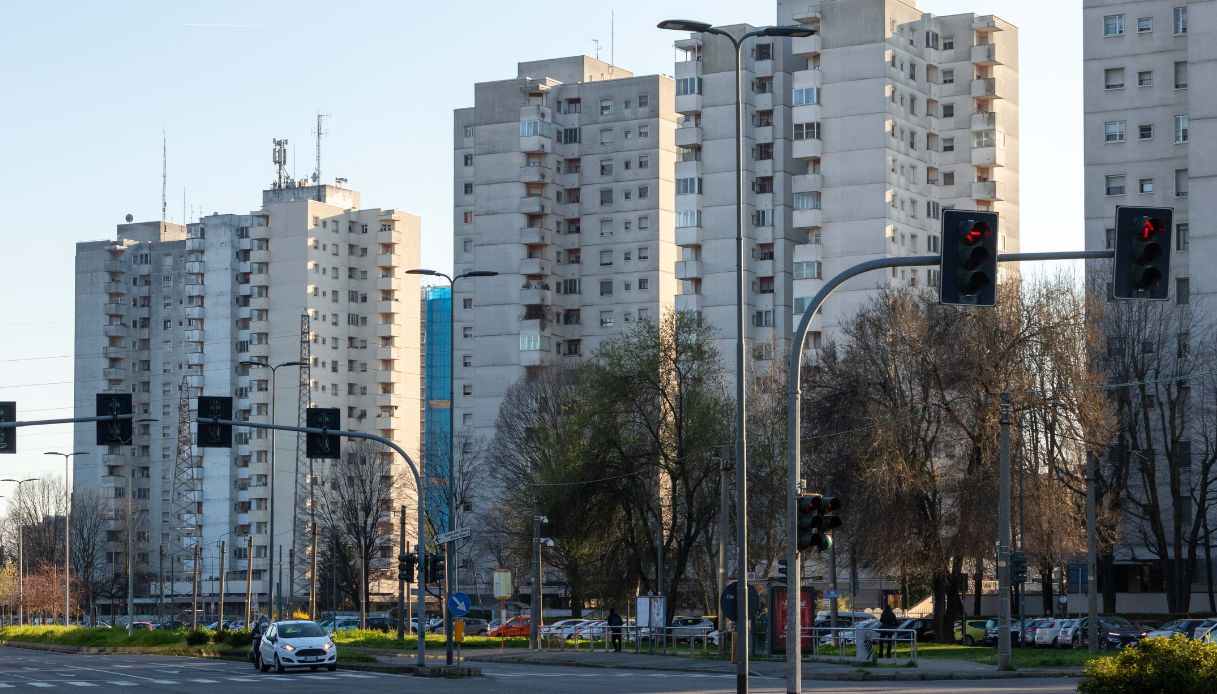 Bimbo di 3 anni cade dal secondo piano in zona Gratosoglio a Milano, gravissimo dopo il volo dal balcone Bimbo di 3 anni cade dal secondo piano in zona Gratosoglio a Milano, gravissimo dopo il volo dal balcone