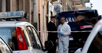 misterbianco-madre-figlia-balcone-morta