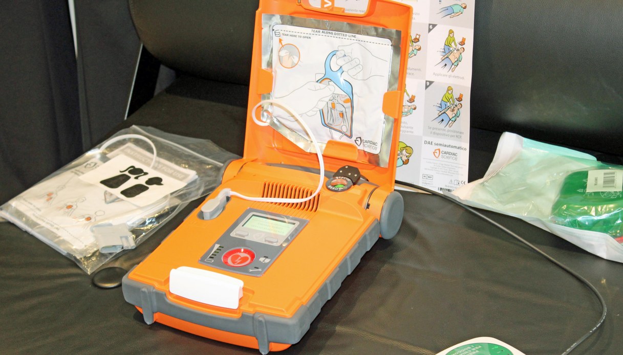 https://wips.plug.it/cips/notizie.virgilio.it/cms/2025/05/modena-carabiniere-salva-uomo-defibrillatore.jpg