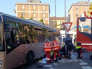 Reggio Emilia, investito in monopattino da un autobus: 