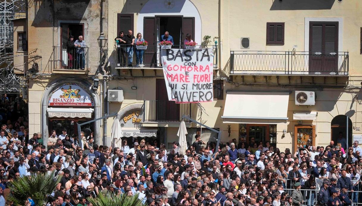 https://wips.plug.it/cips/notizie.virgilio.it/cms/2025/05/monreale-funerali-gomorra-mare-fuori-strisicone.jpg