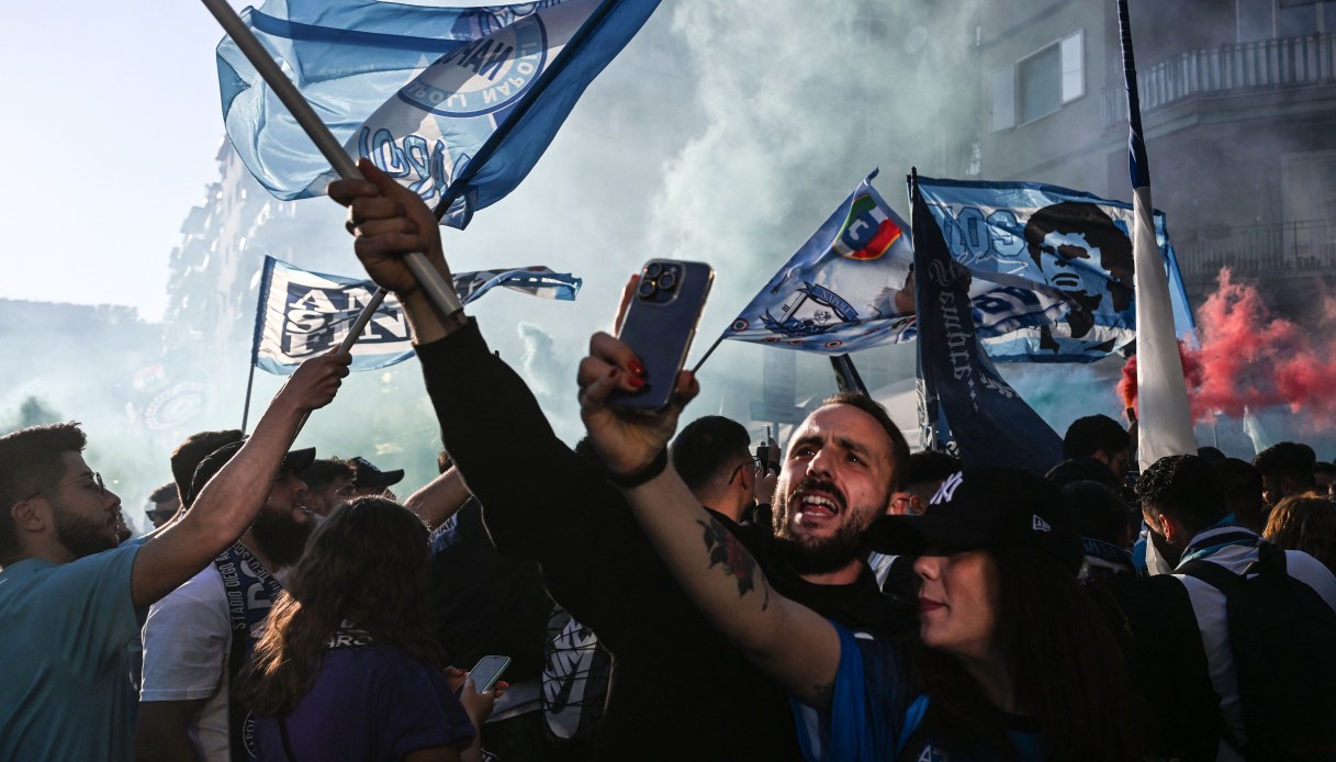 napoli cagliari si vedrà in chiaro ma solo sui 56 maxischermi sparsi in tutta la città