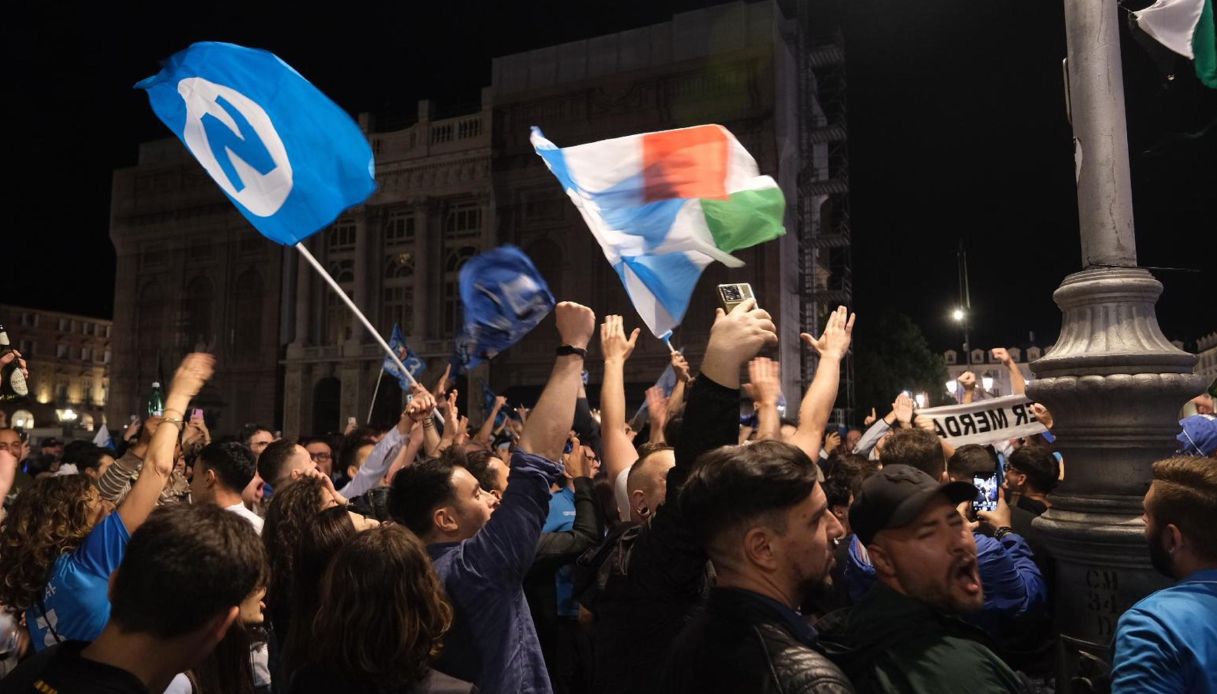 Evade dai domiciliari a Napoli per festeggiare lo scudetto, 25enne in arresto dopo il tentativo di fuga Evade dai domiciliari a Napoli per festeggiare lo scudetto, 25enne in arresto dopo il tentativo di fuga