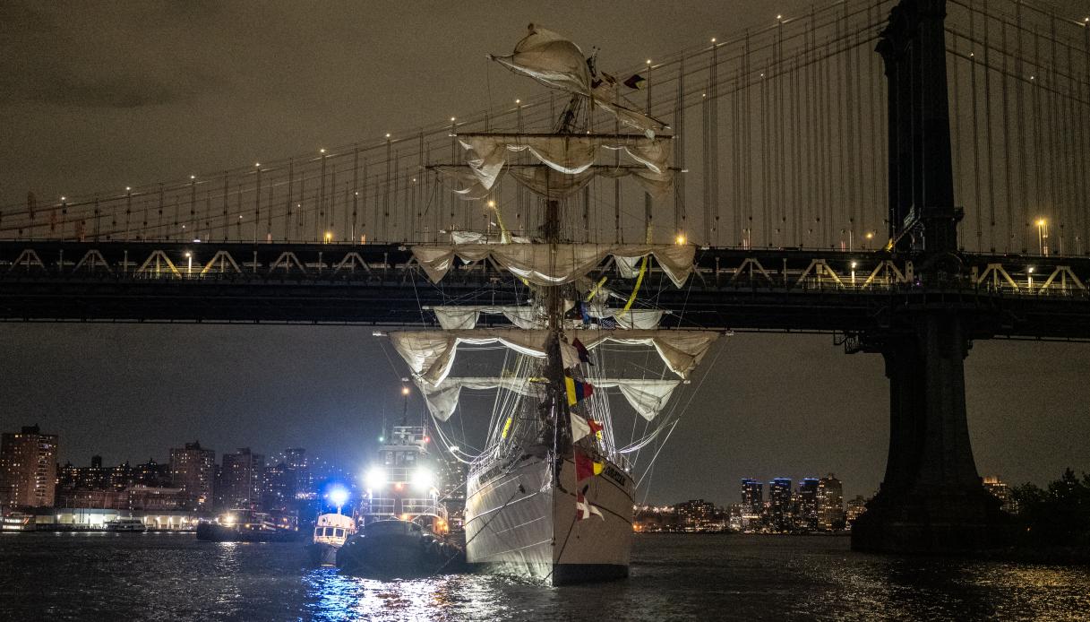 https://wips.plug.it/cips/notizie.virgilio.it/cms/2025/05/nave-contro-ponte-brooklyn.jpg