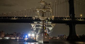 Nave contro ponte Brooklyn