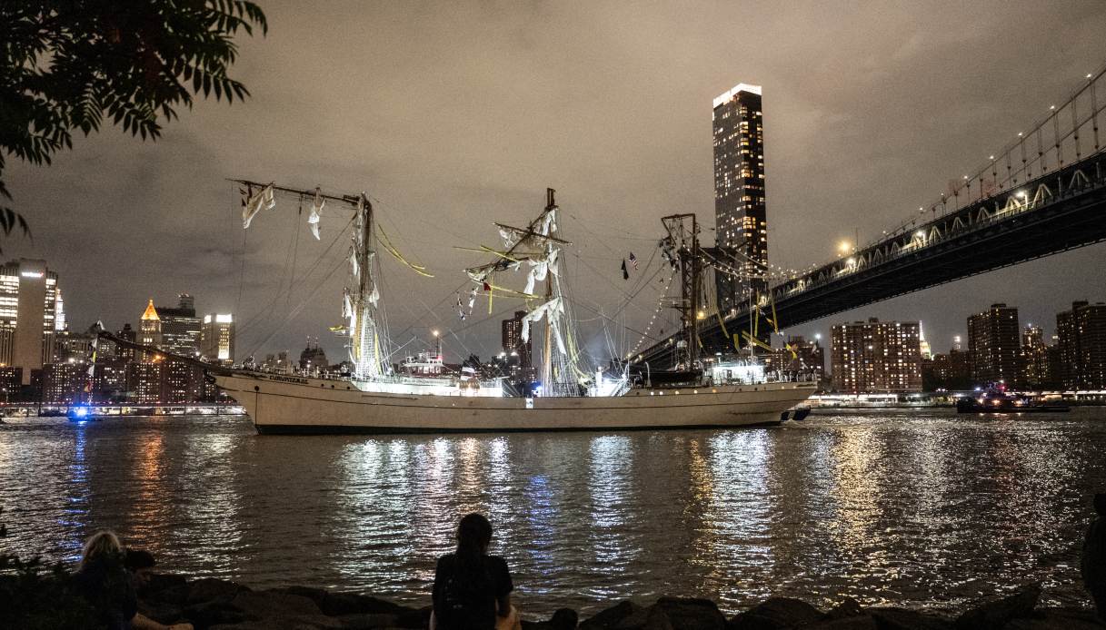 La nave con gli alberi spezzati dopo l'impatto col ponte di Brooklyn