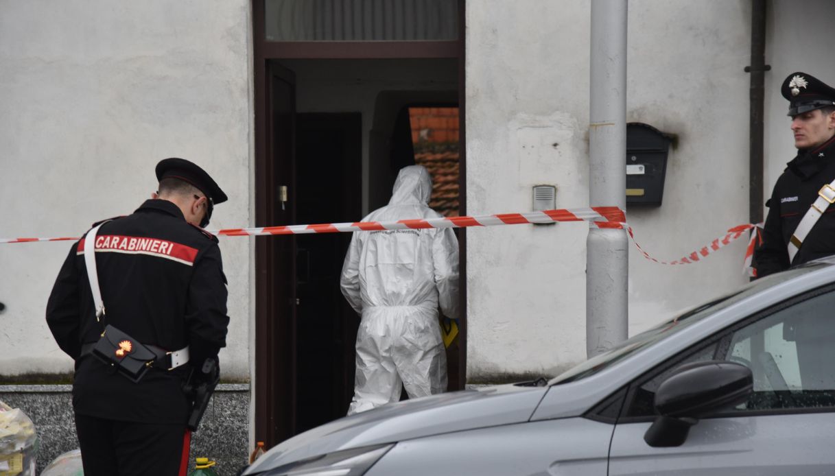 Omicidio in casa a Vigevano vicino Pavia, 43enne ucciso a coltellate: in caserma un ragazzo di 25 anni Omicidio in casa a Vigevano vicino Pavia, 43enne ucciso a coltellate: in caserma un ragazzo di 25 anni
