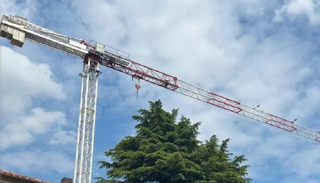 Sale su una gru a Padova e minaccia il suicidio, arriva il negoziatore: quante ore è durato l Sale su una gru a Padova e minaccia il suicidio, arriva il negoziatore: quante ore è durato l