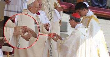 Papa Leone XIV con l'anello del Pescatore