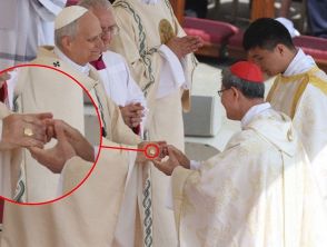 Papa Leone XIV con l'anello del pescatore e il pallio, il significato dei due simboli dati a Prevost