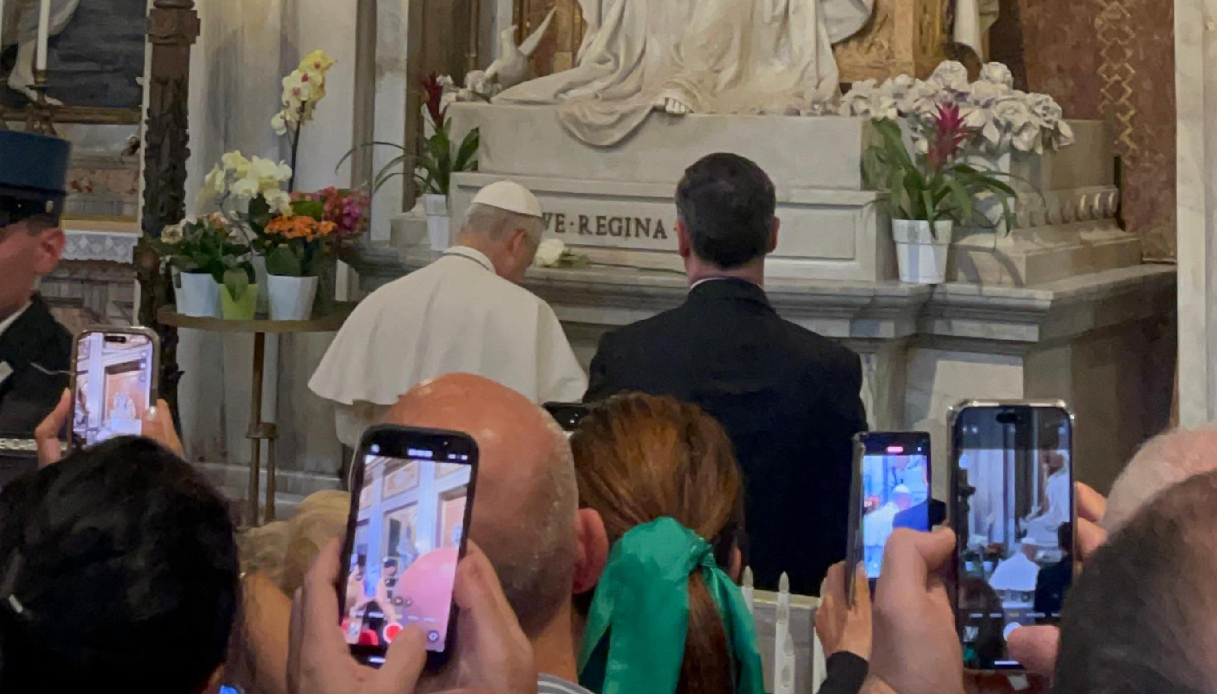 Papa Leone XIV visita la tomba di Francesco e lascia una rosa bianca, la tappa dopo il santuario di Genazzano Papa Leone XIV visita la tomba di Francesco e lascia una rosa bianca, la tappa dopo il santuario di Genazzano