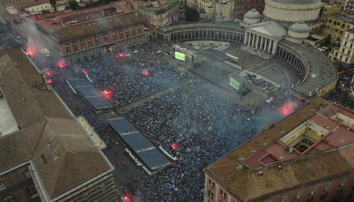 Maxischermi a Napoli