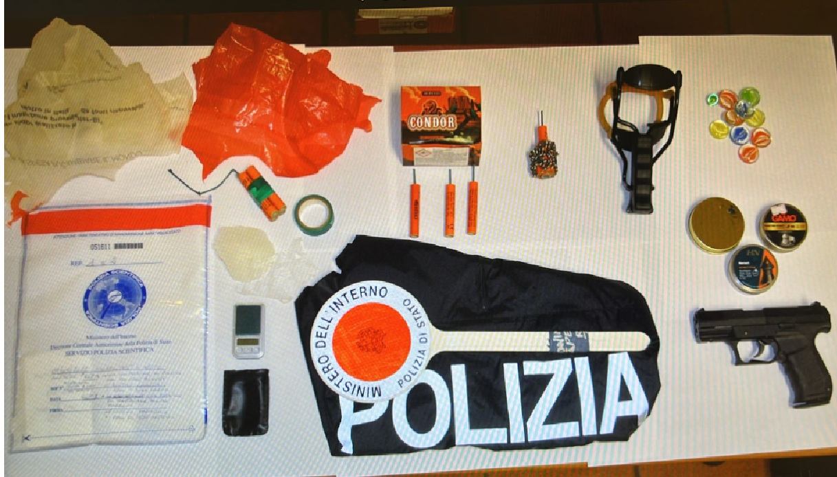 Perseguita una donna con una fionda e in casa gli trovano una bomba artigianale, stalker arrestato a Pesaro Perseguita una donna con una fionda e in casa gli trovano una bomba artigianale, stalker arrestato a Pesaro