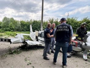 Aereo Piper atterra d'emergenza in strada a Padova, a bordo il pilota e 3 studenti miracolosamente illesi