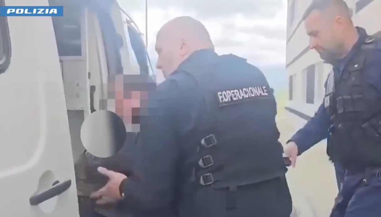 Il video del trafficante di migranti estradato in Italia dall Il video del trafficante di migranti estradato in Italia dall