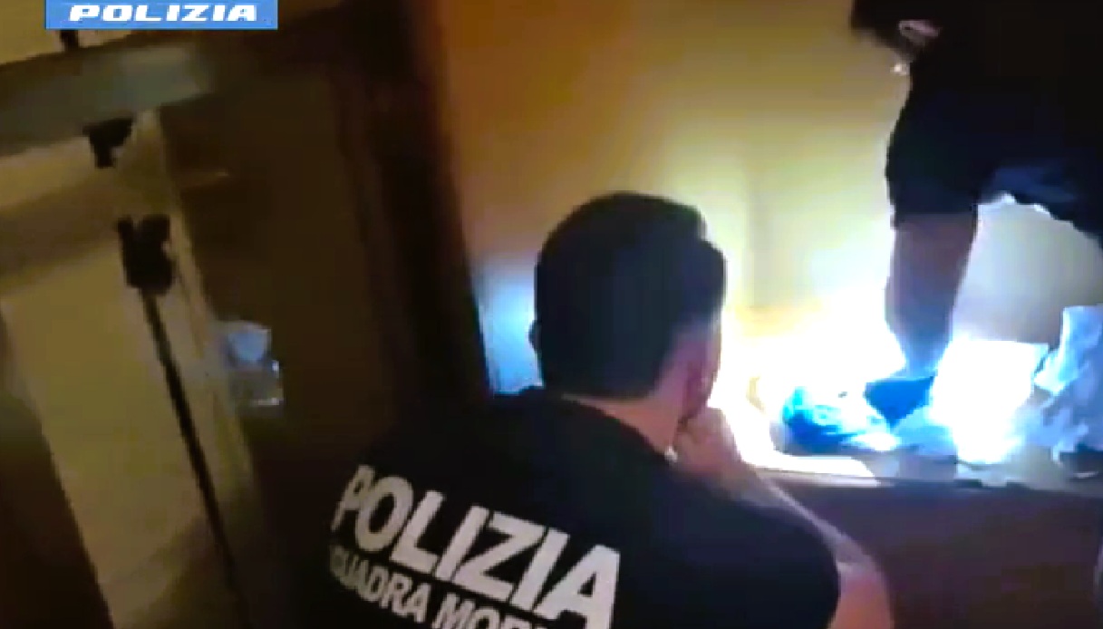 gela droga e arma modificata in casa ventenne arrestato nel garage anche una range rover rubata da Notizie.virgilio.it gela droga e arma modificata in casa ventenne arrestato nel garage anche una range rover rubata