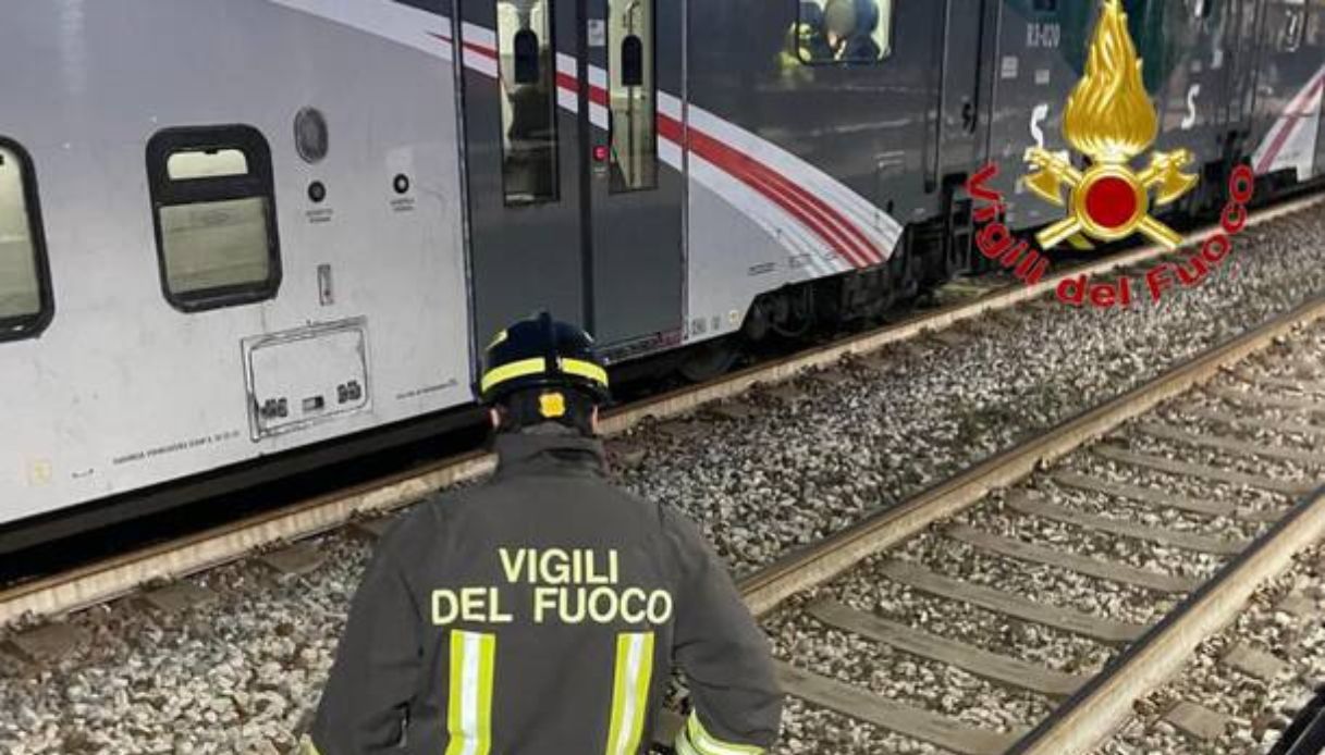 ragazza morta travolta dal treno a cadorago vicino como la 24enne stava attraversando un passaggio a livello