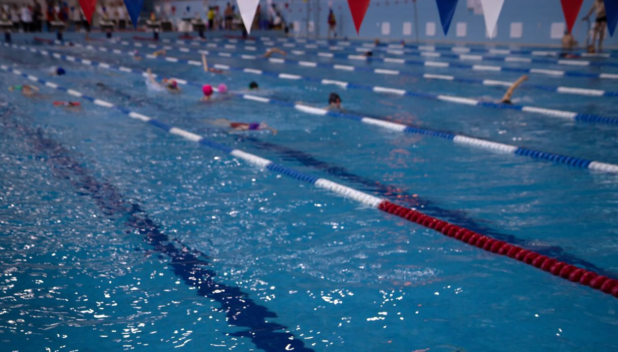https://wips.plug.it/cips/notizie.virgilio.it/cms/2025/05/rissa-tra-mamme-alla-gara-di-nuoto.jpg