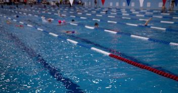 rissa-tra-mamme-alla-gara-di-nuoto