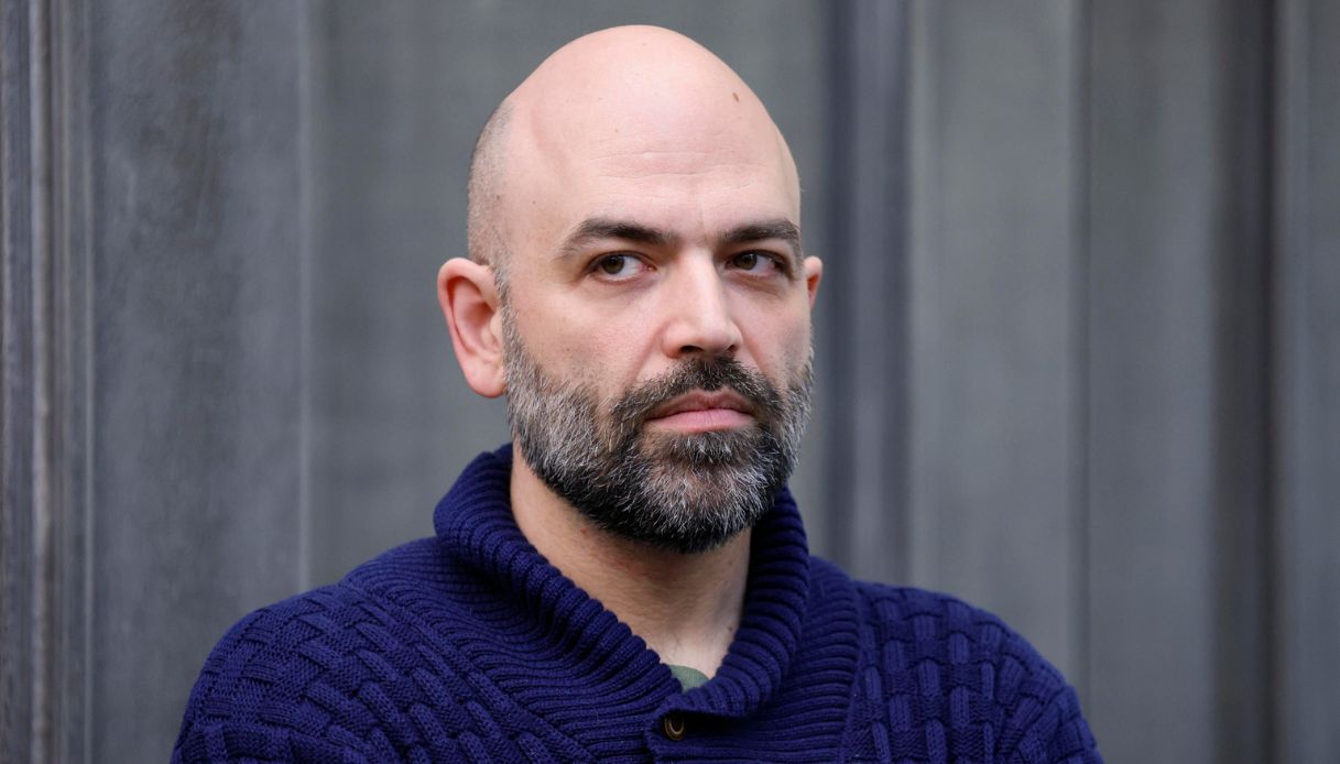 https://wips.plug.it/cips/notizie.virgilio.it/cms/2025/05/roberto-saviano-2.jpg