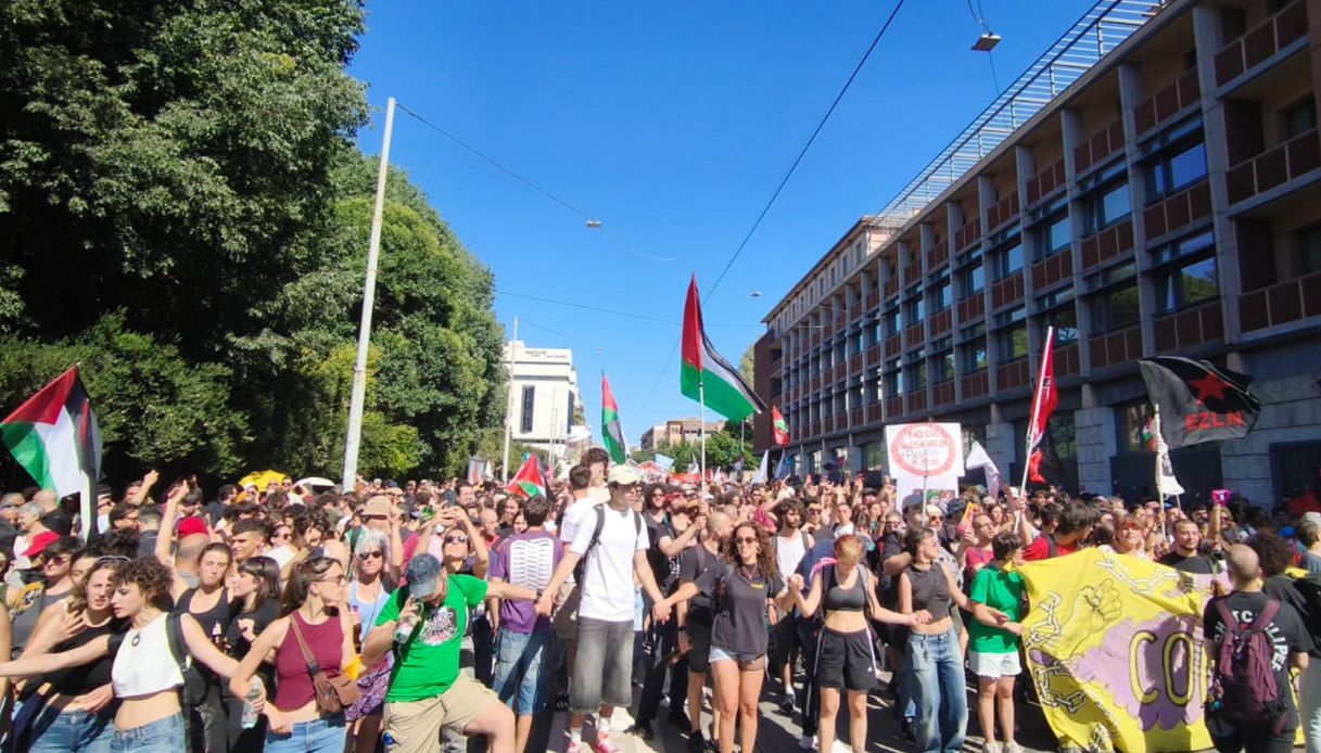 manifestazione a roma contro il dl sicurezza migliaia di persone in corteo spunta bandiera della decima mas da Notizie.virgilio.it manifestazione a roma contro il dl sicurezza migliaia di persone in corteo spunta bandiera della decima mas