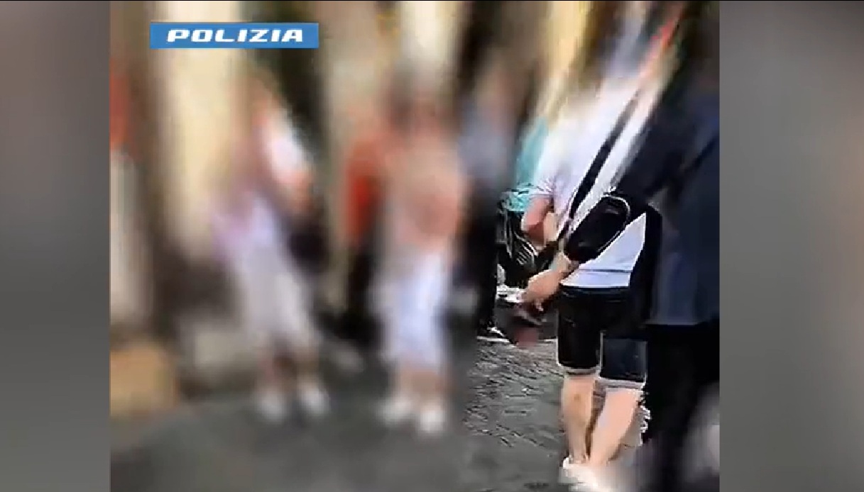 ispettore fuori servizio filma borseggiatore in azione a roma e lo arresta il video del furto da Notizie.virgilio.it ispettore fuori servizio filma borseggiatore in azione a roma e lo arresta il video del furto
