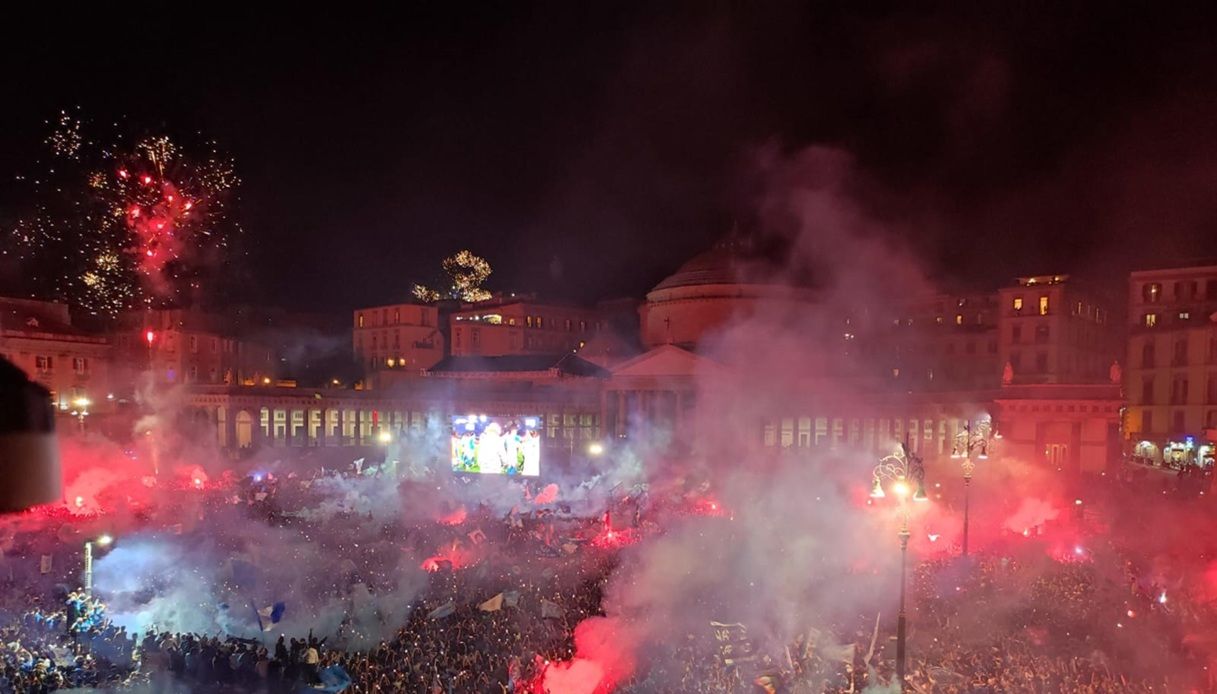 scudetto napoli feriti e arresti nella notte dei festeggiamenti in città rapine e accoltellati il bilancio