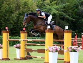 Il cavaliere Stefano Margheriti cade da cavallo al Versilia Horse Show, è grave: equitazione sotto choc