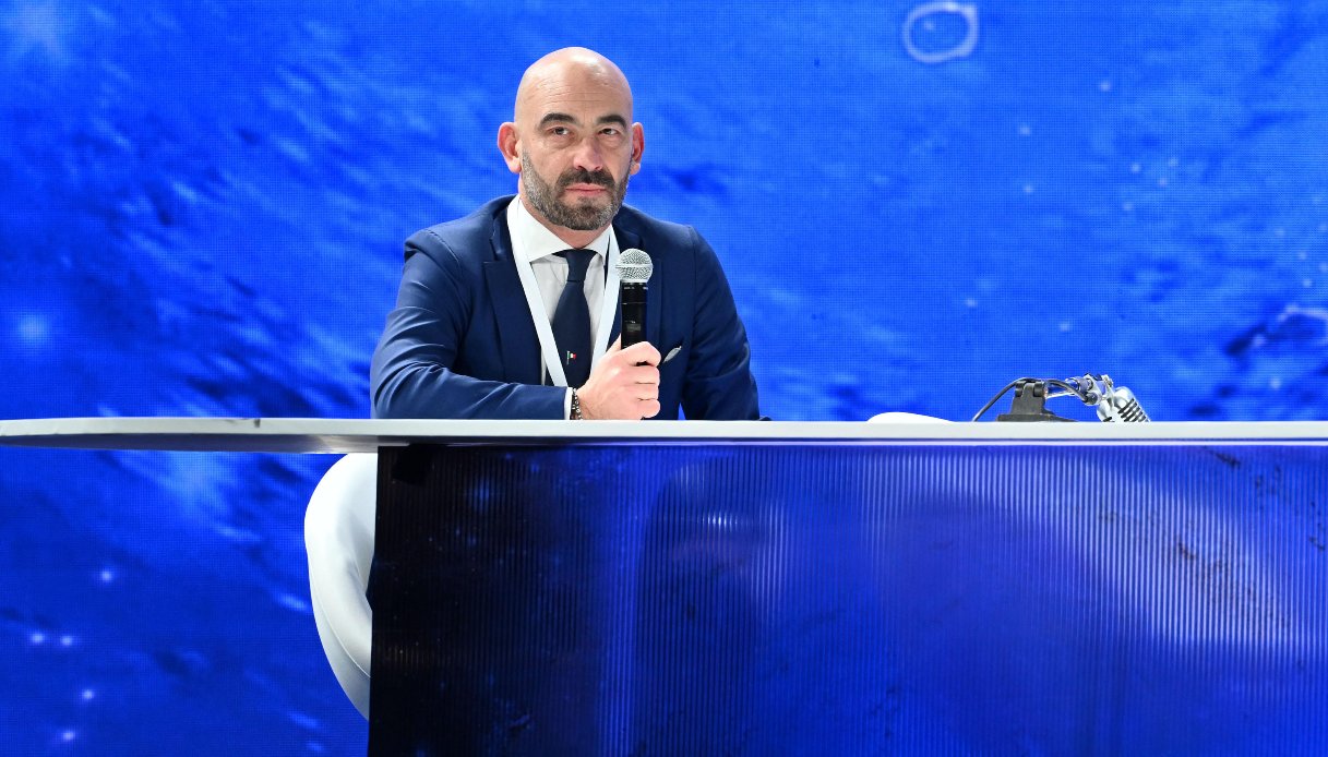 https://wips.plug.it/cips/notizie.virgilio.it/cms/2025/05/stretta-antibiotico-matteo-bassetti.jpg