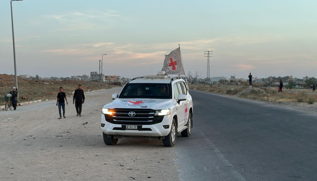 https://wips.plug.it/cips/notizie.virgilio.it/cms/2025/05/striscia-di-gaza-croce-rossa.jpg