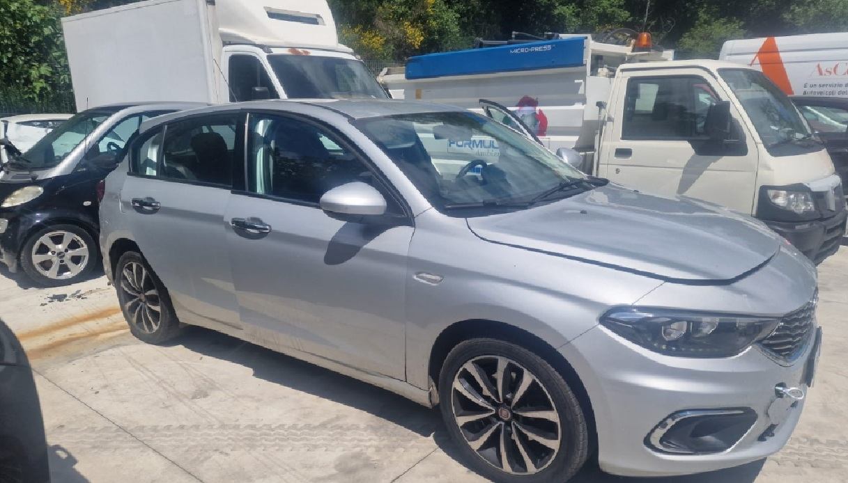 Auto guasta sulla A14, polizia aiuta il conducente e scopre a sorpresa che ha la targa clonata Auto guasta sulla A14, polizia aiuta il conducente e scopre a sorpresa che ha la targa clonata
