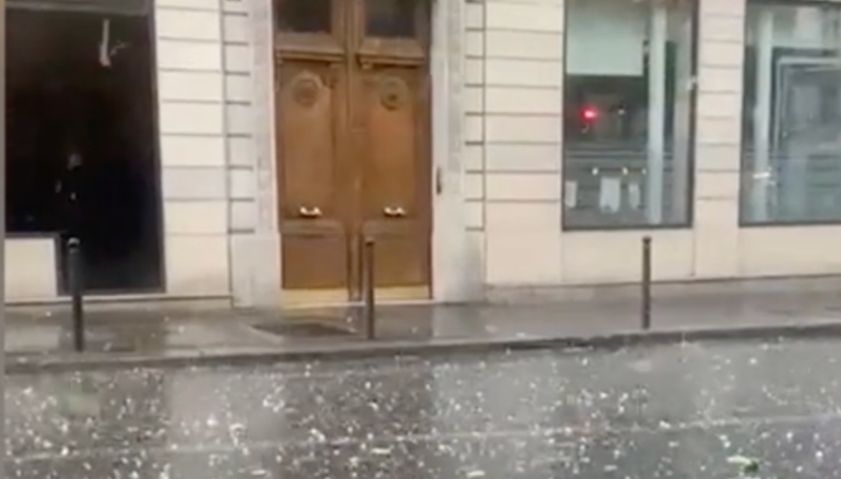Uno screenshot del video sulla tempesta di grandine a parigi