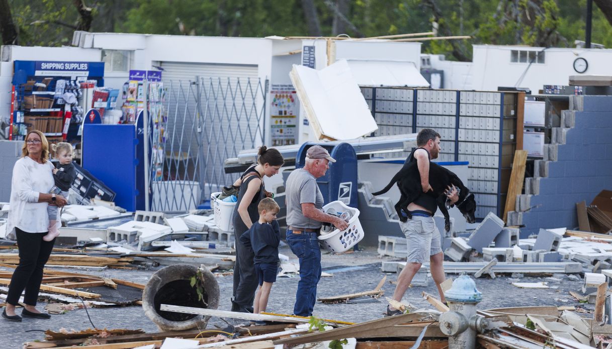 https://wips.plug.it/cips/notizie.virgilio.it/cms/2025/05/tornado-usa-morti-1.jpg
