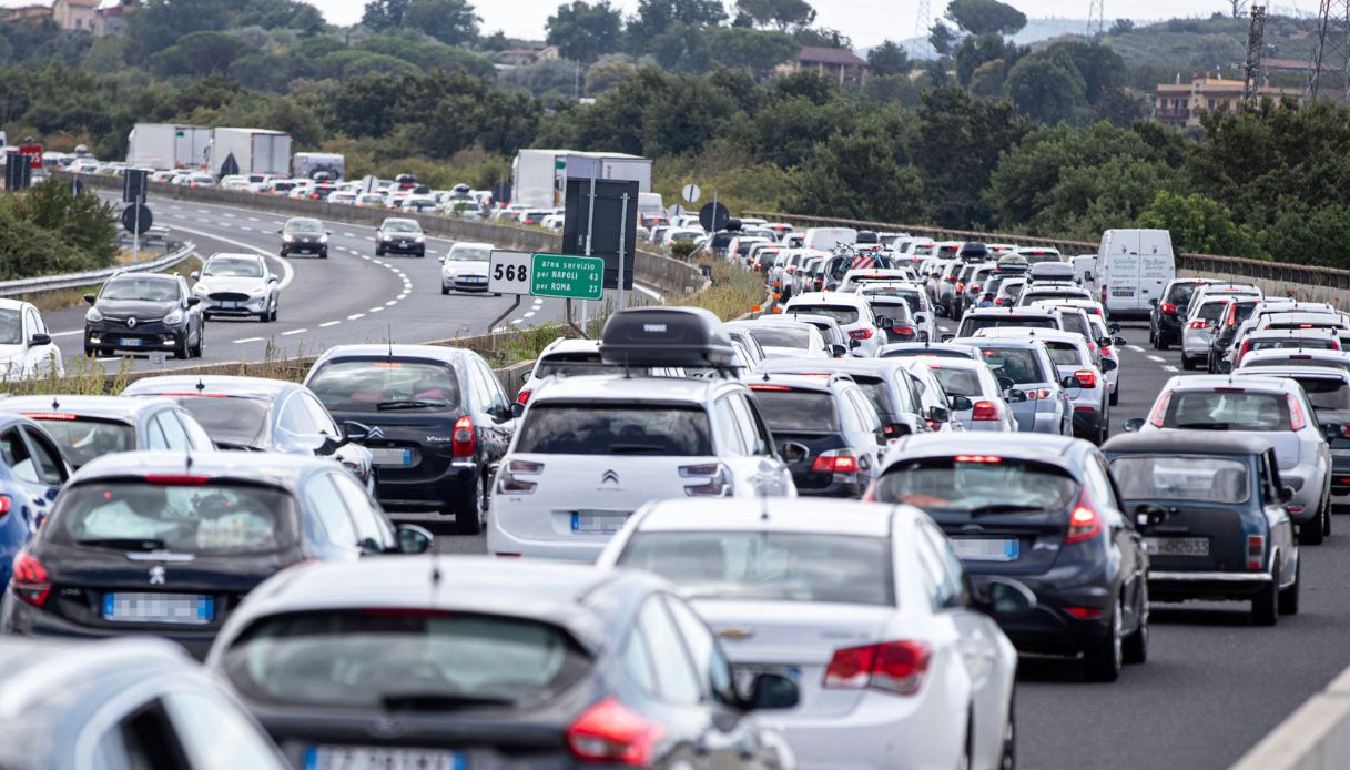 Incidente su Grande Raccordo Anulare oggi a Roma, tir ribaltato e traffico bloccato: caos anche in autostrada Incidente su Grande Raccordo Anulare oggi a Roma, tir ribaltato e traffico bloccato: caos anche in autostrada