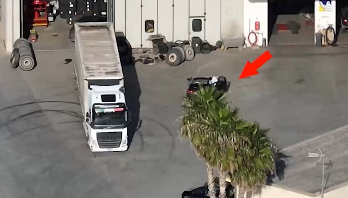 video del da Notizie.virgilio.it il video del camionista sequestrato e rapinato di un carico di salumi da 200 mila euro 6 arresti a trani