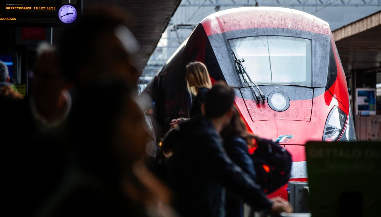 A Trani uomo morto investito dal treno sulla linea Pescara Bari, ipotesi suicidio: ritardi alla circolazione A Trani uomo morto investito dal treno sulla linea Pescara Bari, ipotesi suicidio: ritardi alla circolazione