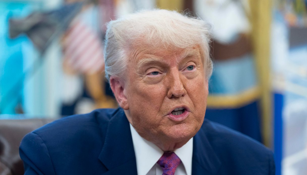 https://wips.plug.it/cips/notizie.virgilio.it/cms/2025/05/trump-apple.jpg